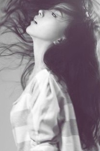 黑白伤感女孩壁纸图片