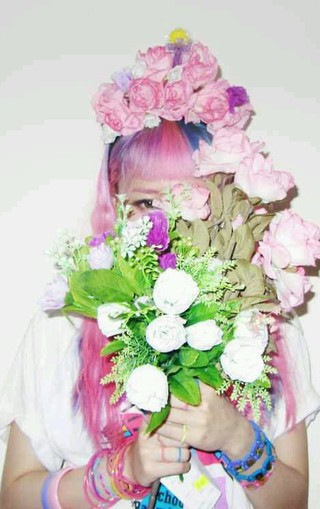 手捧花束的美女手机壁纸