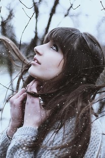 冬天女孩在飘雪中的图片壁纸