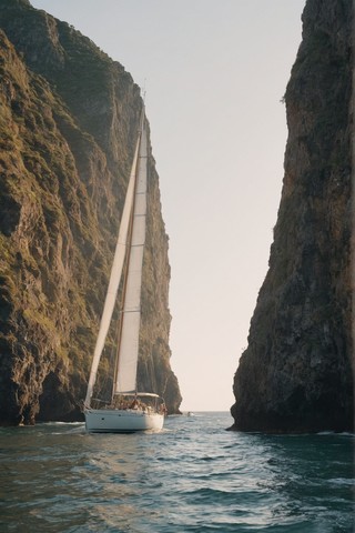 帆船航行在绝美的海景壁纸
