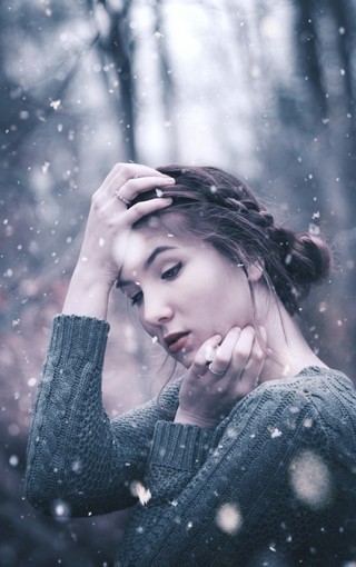 冬天女孩在飘雪中的图片壁纸