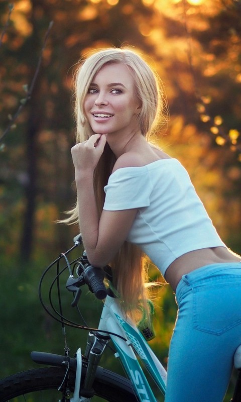 骑自行车性感美女图片壁纸