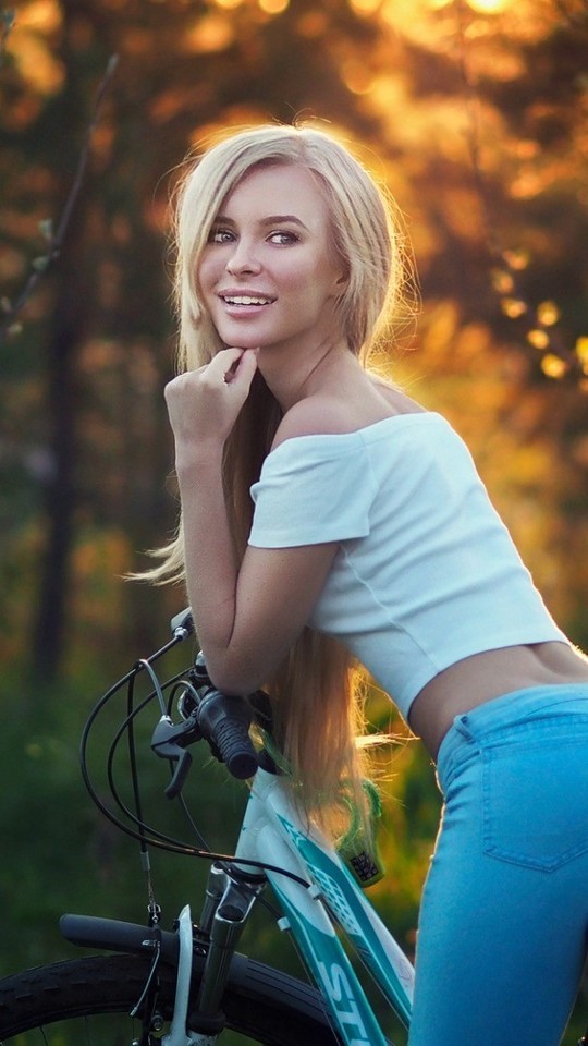 骑自行车性感美女图片壁纸