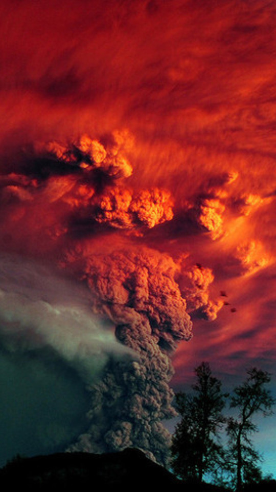 壮观的火山喷发手机壁纸