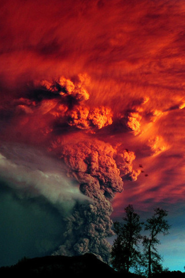 壮观的火山喷发手机壁纸